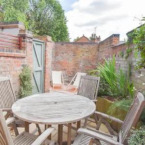 https://central-stays-luxury-central-townhouse-with-free-parking.hotelsin-chester.com